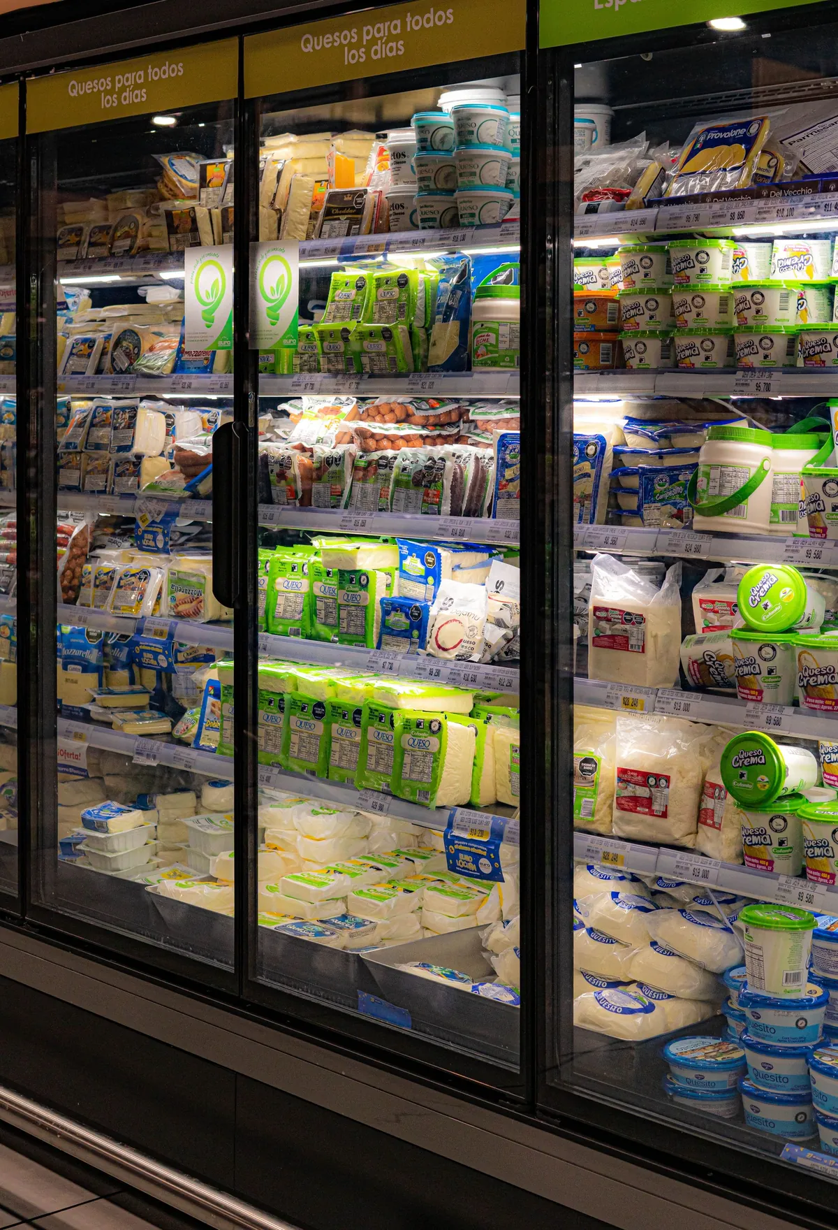 Lineal de productos lácteos en un supermercado
